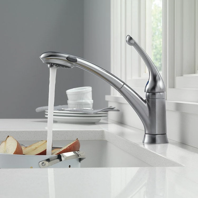 Delta Signature Single Handle Pull Out Kitchen Faucet - Image 3